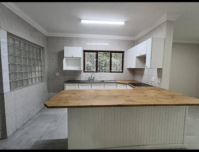 4 BEDROOM TOWNHOUSE FOR SALE IN MARINA BEACH